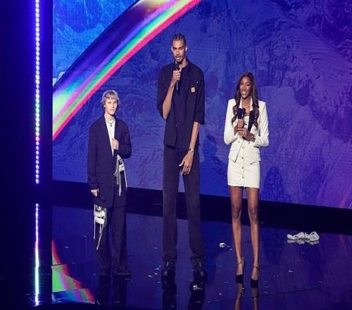 新寵！NBA新轉播商NBC將為文班拍紀錄片目標將其塑造為文化偶像