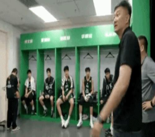 廣東實(shí)驗(yàn)半場(chǎng)4131領(lǐng)先清華附中！杜鋒前往更衣室鼓勵(lì)球員！
