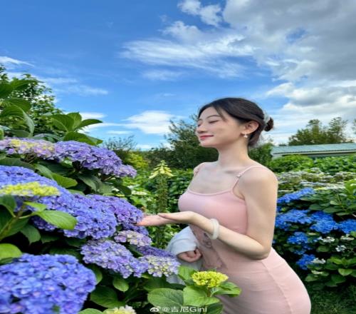 若隱若現(xiàn)前KPL解說吉尼Gini分享美照：粉色包臀裙盡顯窈窕身材