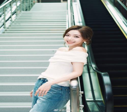 LPL女主持人希然分享美照：落地新城市，這周的繼續(xù)《歌手》