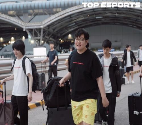 抵達(dá)北京！TES曬照：昂首向云端，開啟季后賽征程！
