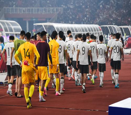 又一個(gè)四年！國(guó)足無(wú)緣2026世界杯，賽后眾國(guó)腳遺憾謝場(chǎng)