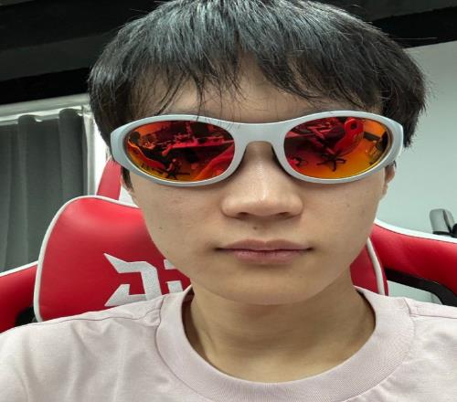 燥熱的天，燥熱的心！Shanks發(fā)布抽象自拍：這么帥的照片