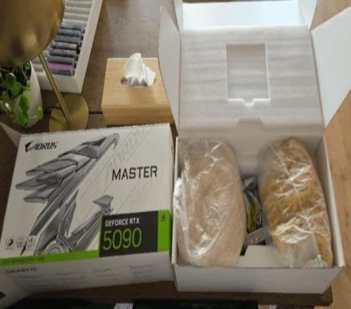 太慘！攢一年錢花2萬買RTX5090：開箱是大米和面條