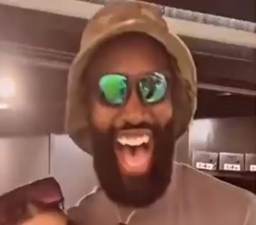 笑開花了球迷與杰倫布朗合影后大喊：叮咚！尼克斯拜拜！
