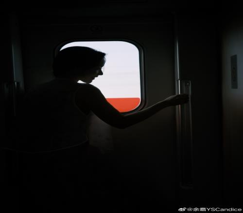 温柔人妻既视感!主持余霜晒照:早上好!打工人准备高铁