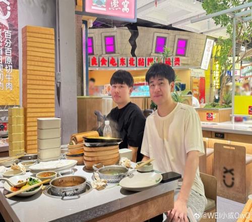 Wei分享與GALA吃飯照：狂炫噶還能吃不