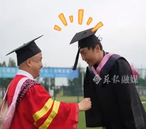 蘇州大學(xué)副校長(zhǎng)前往訓(xùn)練基地，為蘇州隊(duì)守門(mén)員紀(jì)振勇?lián)芩? loading=