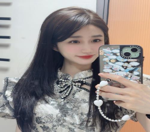 主持小悠晒照:头发过于顺溜所以忍不住拍了两张
