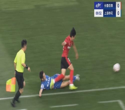陳晉一回追鏟翻玄智健，裁判未出示黃牌引得亞泰將帥非常不滿