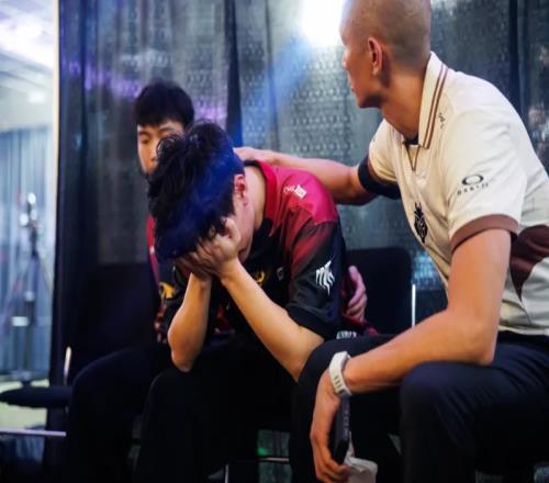 值得尊重了!LOL官方推特分享GAM队员赛后后台心碎落泪照片