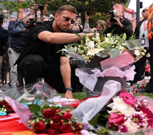 球迷們在安菲爾德球場外獻上鮮花，悼念若塔和安德烈席爾瓦