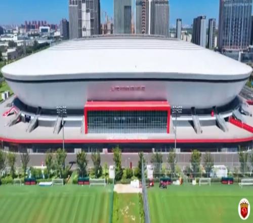 為確保后續比賽的場地條件海港主場正進行內場草坪換草工作