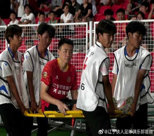 栗鵬賽後前往醫院就醫經診斷為右脛骨中段骨折祝願栗鵬早日康複