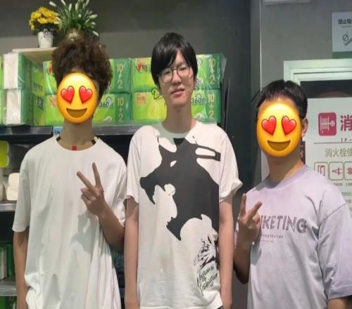 没留队网友在南通偶遇Jiejie和家人同游：看起来心情还不错
