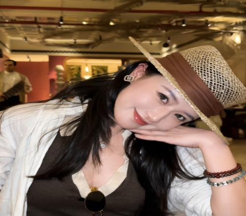 PEL主持燁鈴兒曬照：是哪里的夜晚這么美呀