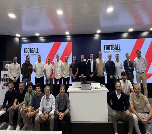 西甲为约20名待业的教练举办了专题培训:塞蒂恩、莫雷诺在列