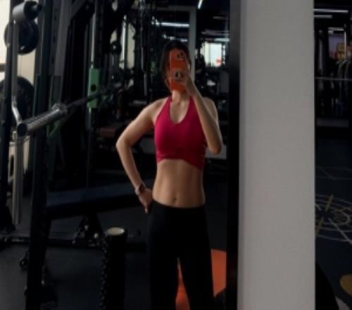 主持人餘霜分享運動照片：今天也練了！練背！！嘻嘻！