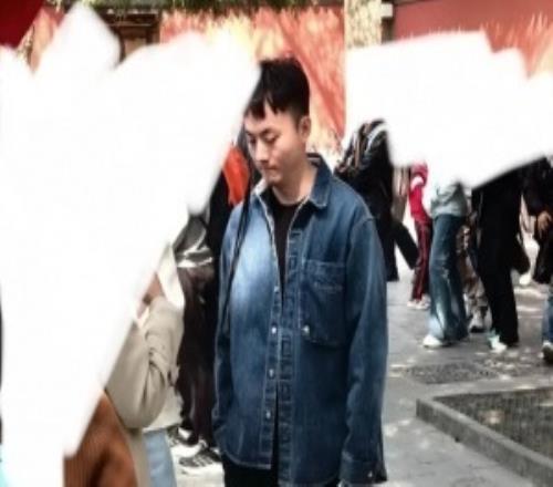 跟生活對線去了！網友分享偶遇Light在寺廟遊玩照片