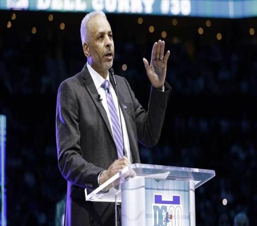 淚目，勇士隊(duì)庫(kù)里的爸爸戴爾在黃蜂隊(duì)球衣退役儀式上發(fā)表感人演講