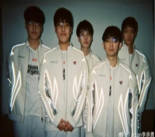 昨日賽后Tarzan被粉絲線下說“下一把請打好一點”，愛笑發(fā)言保護(hù)