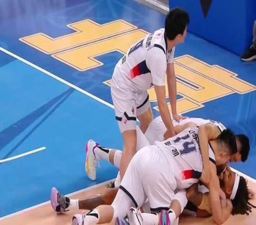 鲁媒名记忍不了,连发5条动态,盛赞山东绝杀强敌,直接点名3个人