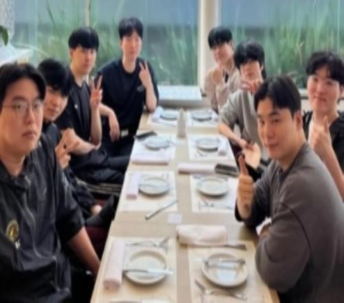 BFX分享队员及教练组巴西生活照：王子的早餐