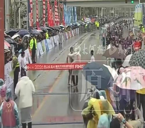 马拉松冠军冲线被拦，“乌龙”背后是专业失守新京报快评