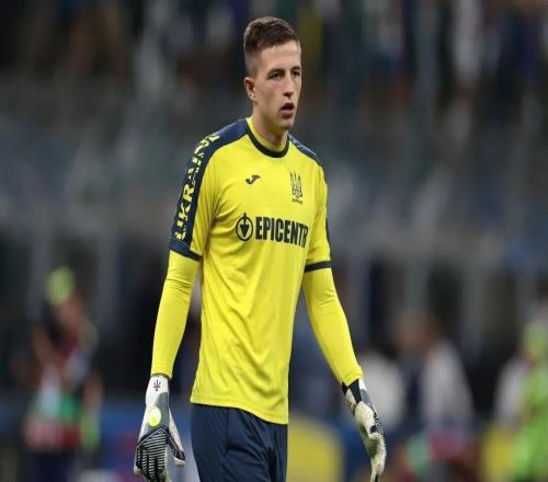 关注一个“不爱跑步”的门将,用头球绝杀将自己载入史册