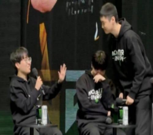 两个寸头的压迫kiin:载赫哥让我摸他的头所以我选Ruler土豆