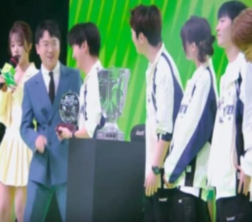 解說杯FMVPXiye：享受整個(gè)過程，感謝陪練、工作人員和粉絲們