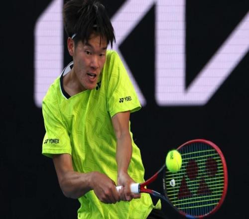 美国华裔黑马伤退无缘挑战阿卡,要拿澳网冠军的15岁中国少女夺冠