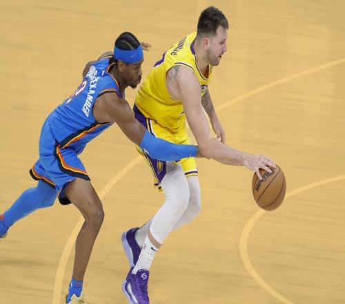 阿里纳斯:如果两人现在退役,东契奇的地位是高于亚历山大的