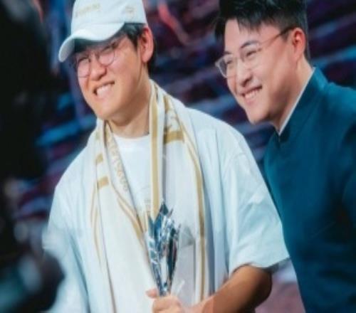 Gumayusi：能由中國(guó)最偉大的下路選手Uzi為我頒發(fā)FMVP非常有意義他一直是我的榜樣