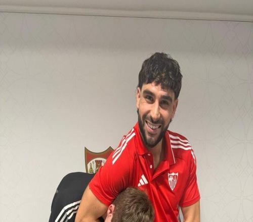 为旧梗“寻人”,塞维新援莫派晒照回应曾嘲讽他进球少的小编