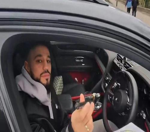 马兹拉维停车给球迷签名，轮到签名贩子时敷衍画了两笔