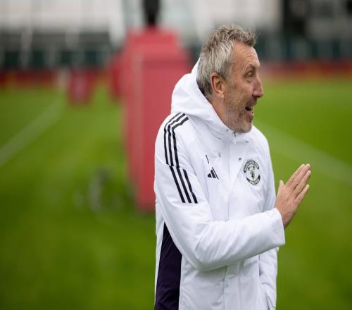 TA：阿莫林會(huì)堅(jiān)持三后衛(wèi)陣型，他認(rèn)為這可以帶領(lǐng)曼聯(lián)重奪獎(jiǎng)杯