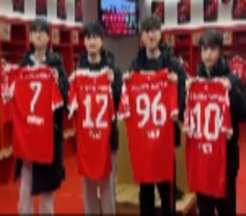 T1分享動(dòng)態(tài)：選手們?cè)诎萑手鲌?chǎng)手持球衣合照