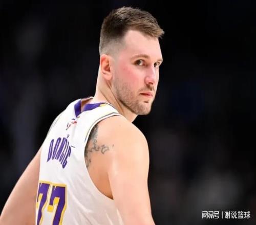 湖人主场逆转三喜临门,里夫斯为东詹兜底,新援射手能无缝衔接