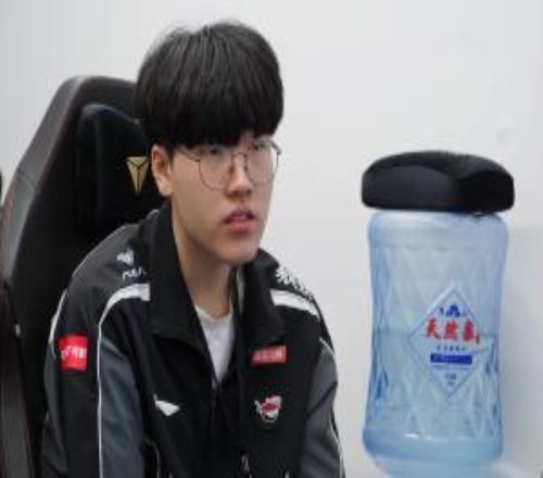 這發揮就是世一輔Kael神波比R造減員W反進場E控制，帶隊翻盤GEN