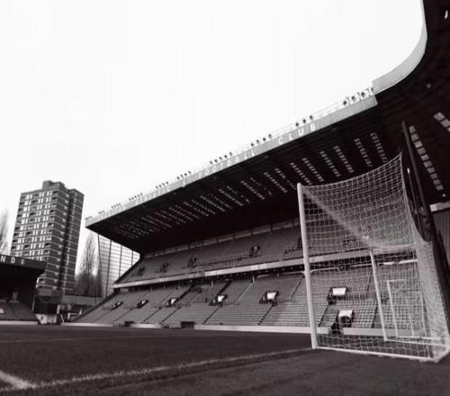 查爾頓官方：一名主隊球迷在看臺突發疾病去世，比賽已取消