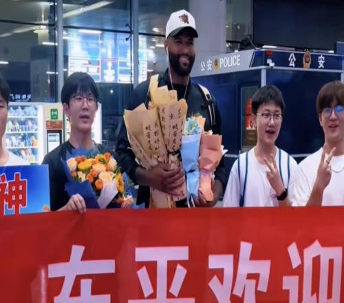 考辛斯抵達山東開啟中國行，此前被曝收到多支CBA球隊報價