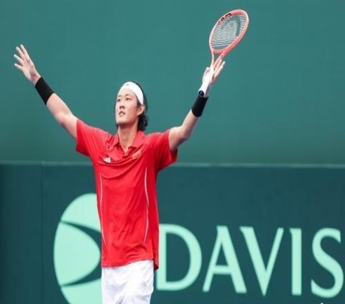 张之臻连续作战勇夺两胜，助中国队晋级戴维斯杯世界组