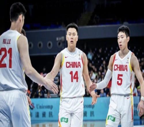 记者:上海队延长李弘权假期,让新晋奶爸享受初为人父的喜悦