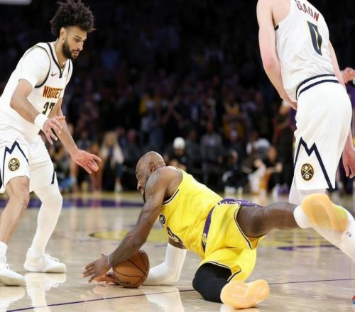 詹姆斯逆天新动作!极限救球获主帅认证:生涯独一份