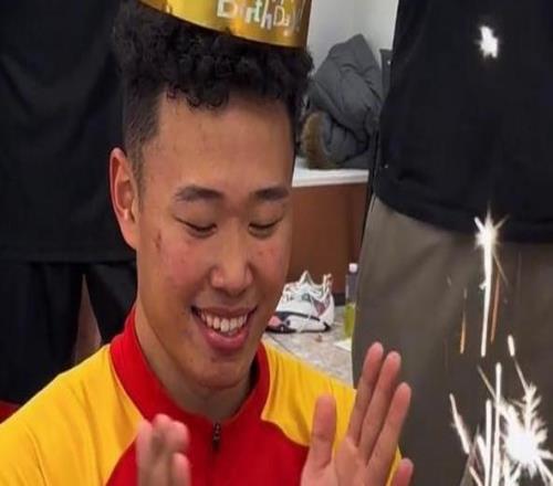 贺希宁:很开心能在生日夜赢球非常感谢球迷为我的全明星投票