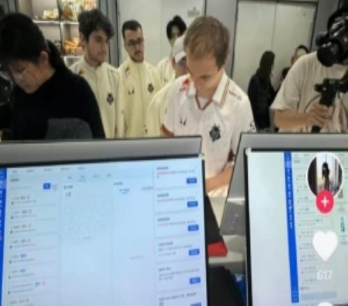 網吧當訓練基地網友曬照：網魚偶遇G2戰(zhàn)隊選手
