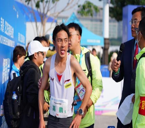 深马赛道串联山海天际季军高鹏:沿途加油观众让人感动