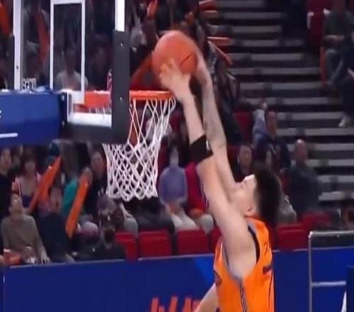 上海男篮联赛开门红!张镇麟双手暴扣,万体馆高喊:张镇麟模子!