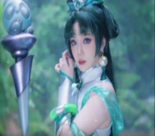 主持人小鈺分享COS拉克絲視頻:青城山上